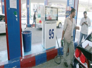 ترجيح رفع أسعار المحروقات 5 % نهاية الشهر الحالي ترجيح رفع أسعار المحروقات 5 % نهاية الشهر الحالي