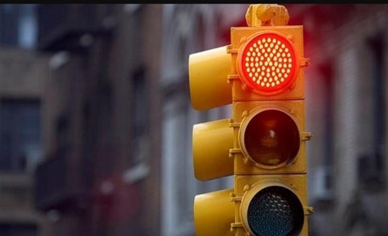 فيديو.. حالة إغماء تصيب شرطية أثناء أداء عملها في الصين