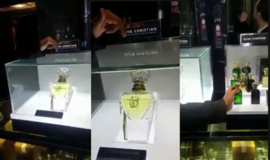 مول في لندن يعرض زجاجة عطر مرصعة بالماس والذهب بأكثر من مليون ريال مول في لندن يعرض زجاجة عطر مرصعة بالماس والذهب بأكثر من مليون ريال