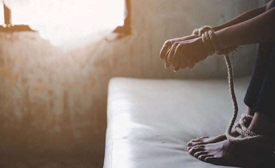 3 أشخاص يخطفون ويهتكون عرض مراهقة كويتية 3 أشخاص يخطفون ويهتكون عرض مراهقة كويتية