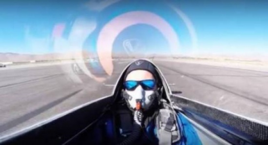 فيديو قاسٍ.. طيار ينجو من الموت بعدما كادت طائرة تقطع رأسه قبل الاقلاع