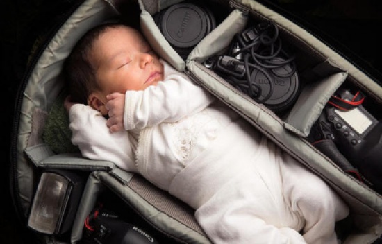 شاهد.. أطفال المصورين كماليات في حقائب كاميراتهم!