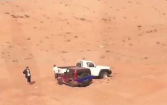 شاهد.. قائد مركبة حاول إخراج سيارة علقت في الرمال فقلبها وبداخلها صاحبها