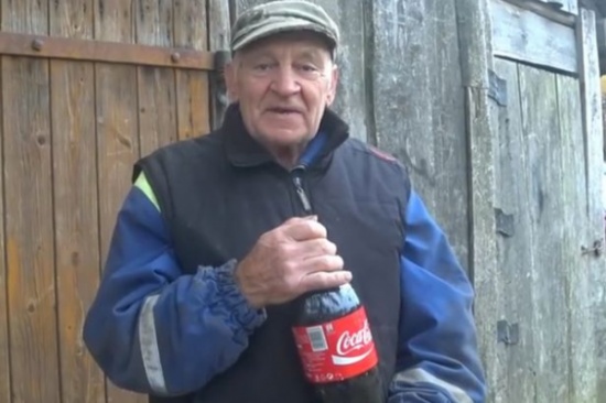 عجوز يملأ حوض سباحة بـ12 ألف لتر من الكولا ليتخلص من الصدأ في سيارته