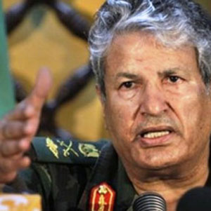 اغتيال عبدالفتاح يونس قائد الثوار الليبيين واثنين من مرافقيه في ظروف غامضة