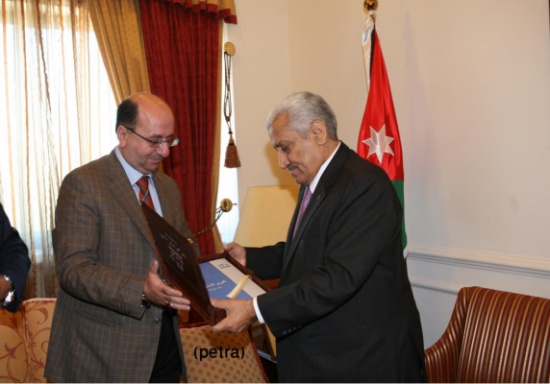 رئيس الوزراء يتسلم من رئيس مجلس ادارة صحيفة الراي نسخة من تقرير الاردن في عام