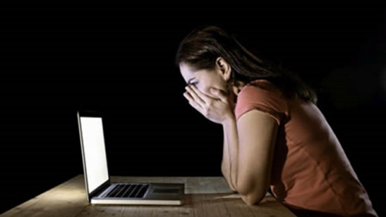 بعد أن هددها بنشر صورها الخاصة…هذا ما فعلته!