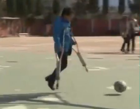 بالفيديو.. ابداع طفل سوري معاق في كرة القدم