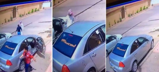 شاهد: فيديو يوثق سرقة سيارة بعد خداع السائق بهذه الحيلة ومحاولة دهسه!