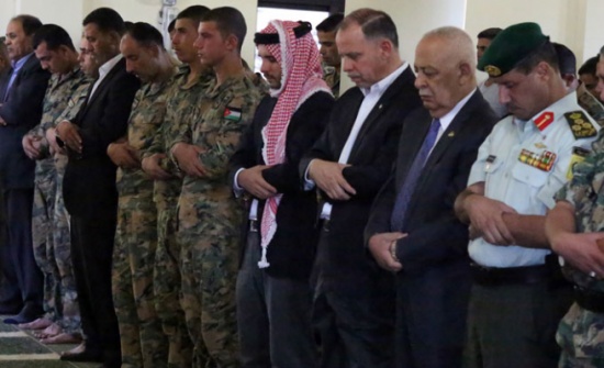 نائب الملك يؤدي صلاة عيد الفطر في مسجد الحرس الملكي