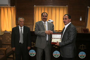 الشمري يكرم اعضاء الهيئة التدريسية لكلية الحقوق في جامعة الزرقاء