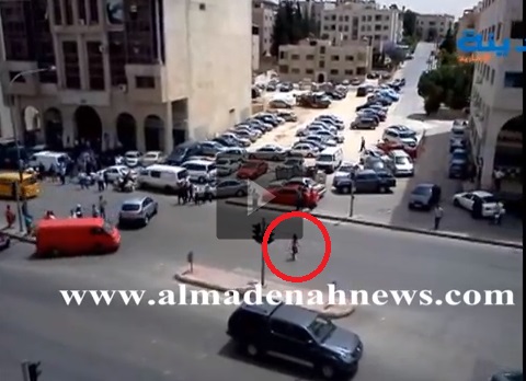 ماذا فعلت هذه الفتاة بشارع الجاردنز في عمان ؟ ( فيديو ) ماذا فعلت هذه الفتاة بشارع الجاردنز في عمان ؟ ( فيديو )