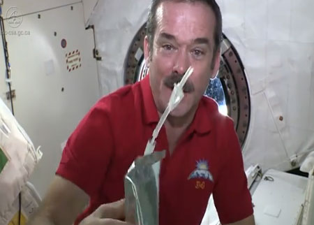 الدموع في الفضاء