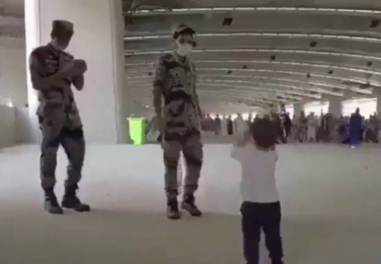 بالفيديو.. طفل يكافئ رجال الأمن في الحج على طريقته الخاصة بالفيديو.. طفل يكافئ رجال الأمن في الحج على طريقته الخاصة