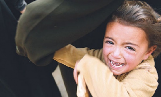 المقابلين  : اعتداء فتى على طفلة يسبب مشاجرة واسعة