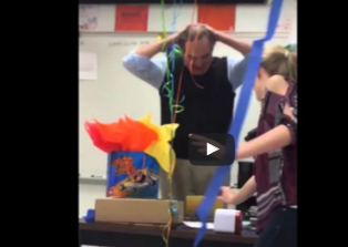 شاهد.. مدرس ينهار في البكاء بسبب موقف من طلابه