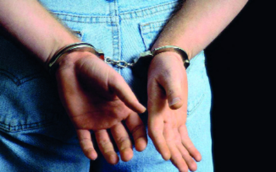 عجوز تلقي القبض على لص منزلها وتهديه ​8 آلاف ريال