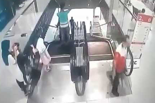 شاهد..  سقوط طفلة ووفاتها بعد تعلقها بمصعد متحرك