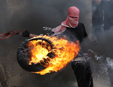 قوات الاحتلال تقتل فلسطينيا وتصيب سبعة آخرين في الضفة