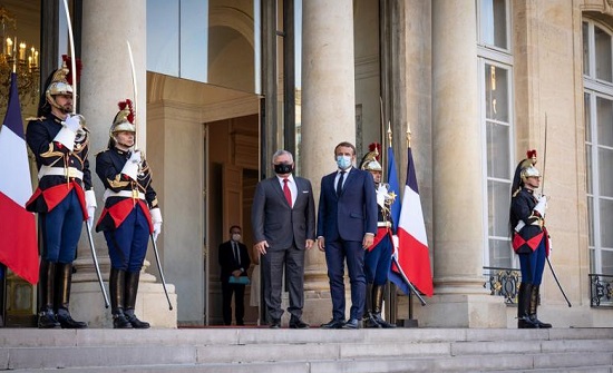 ماكرون يستقبل الملك لدى وصوله قصر الإليزيه