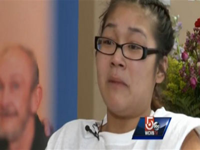 توقف سيارة بجسدها لإنقاذ طفلتيها من الدهس !