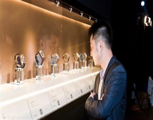 دبي : معرض لساعات نادرة تتصدره ساعتا صدام والقذافي