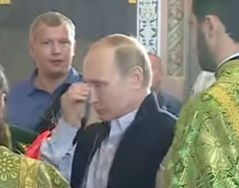 فيديو : بوتين يصلي على أرواح الطيارين اللذين قتلهما تنظيم "داعش" في  تدمر
