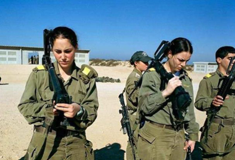 مجندة إسرائيلية تنكل بطالبة فلسطينية في الخليل وتهددها بالقتل