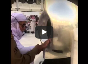 بالفيديو.. شاهد ماذا فعل رجل أمن سعودي مع مسن حاول تقبيل الحجر الأسود