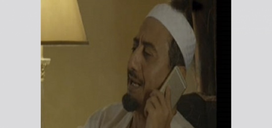 القصبي يتحدث بهاتف مقلوب في مسلسله