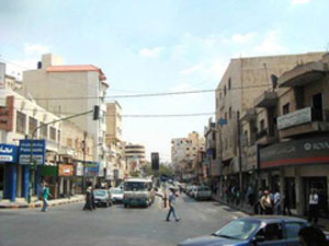 مياه عادمة تدهم شارع الحصن الرئيس ولا حل حكوميا قبل عامين مياه عادمة تدهم شارع الحصن الرئيس ولا حل حكوميا قبل عامين