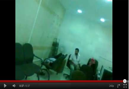 موظف في قصر العدل يفترش الكنبة وينام قرير العين ( فيديو ) 