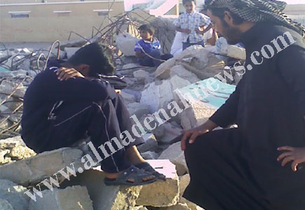 مواطن ينهار منزله أمام عينيه فيسكن على " الركام " ( صور ) 