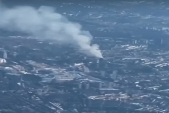 فيديو: راكب طائرة يصور فيديو لأعمدة الدخان في موقع حريق لندن
