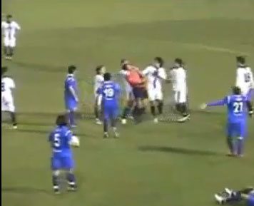 لاعب يخنق حكم بعد طرده - في الدوري التشيلي