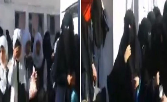 بالفيديو : بعد منعها من أداء الامتحان ... طالبة يمنية تعود ومعها قنبلة يدوية بالفيديو : بعد منعها من أداء الامتحان ... طالبة يمنية تعود ومعها قنبلة يدوية