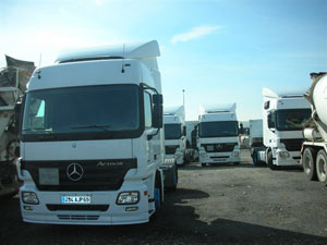 إغلاق ساحة الإعتصام في نزال بشاحنات 