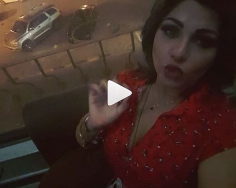 بالفيديو - حرب نجوم الخليج: شتمها بـ"بنت الهندية" فردت عليه بحذاء "شاروخان" بالفيديو - حرب نجوم الخليج: شتمها بـ"بنت الهندية" فردت عليه بحذاء "شاروخان"