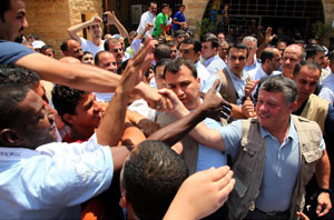  الملك  يؤدي صلاة الجمعة  في مسجد عمر بن الخطاب بمدينة العقبة (صور)