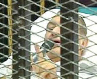 فورين الأمريكية : مبارك سيفضح كثيرين في المحكمة وسيسقطهم معه