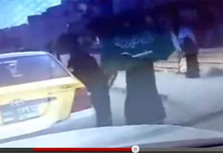 فتاة خليجية ترقص في احد شوارع عمان ( فيديو )