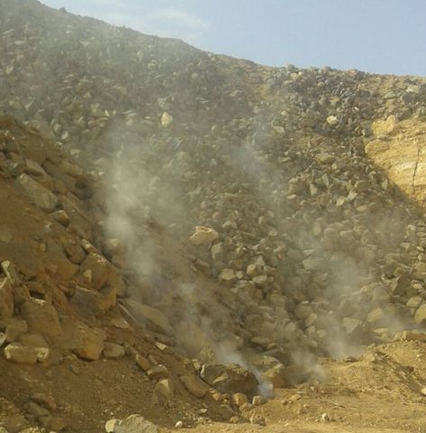 أبخرة وغازات من باطن الأرض بالبحر الميت