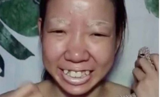 المكياج يغير شكل سيدة كليا .. كأنه عصا سحرية المكياج يغير شكل سيدة كليا .. كأنه عصا سحرية