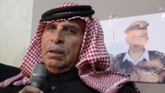 والد الشهيد معاذ يبكي بعد حصول زوجة ابنه على " الماجستير " - صورة والد الشهيد معاذ يبكي بعد حصول زوجة ابنه على " الماجستير " - صورة