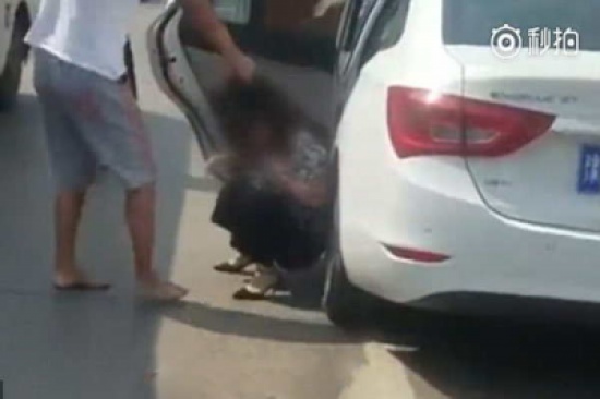 شاهد: شاب ينتقم لأمه من عشيقة والده بطريقة غريبة