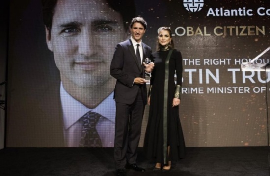 الملكة رانيا تسلم رئيس الوزراء الكندي جائزة المواطن العالمي