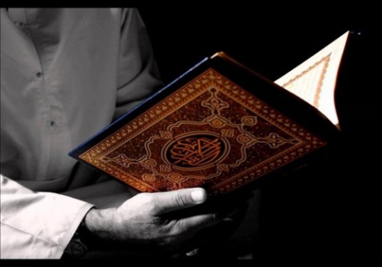 الافتاء الاردني : قراءة القران من المصحف اثناء صلاة الفرض ... مكروه الافتاء الاردني : قراءة القران من المصحف اثناء صلاة الفرض ... مكروه
