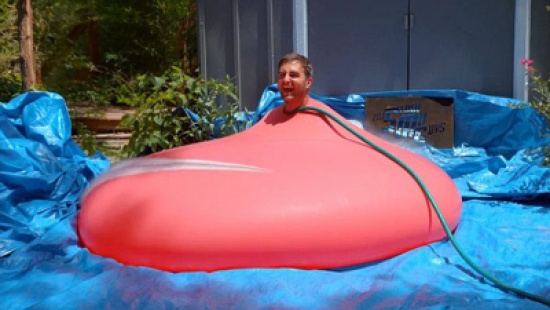 شاهد.. لحظة انفجار بالونة مياه بداخلها شاب بالتصوير البطيء