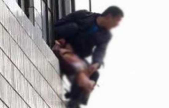 ألقى طفلته من الطابق 11 بسبب شجار مع زوجتة
