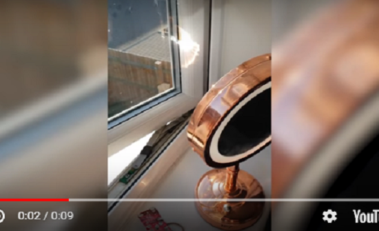 بالفيديو : مرآة مكياج تتسبب في إشعال حريق